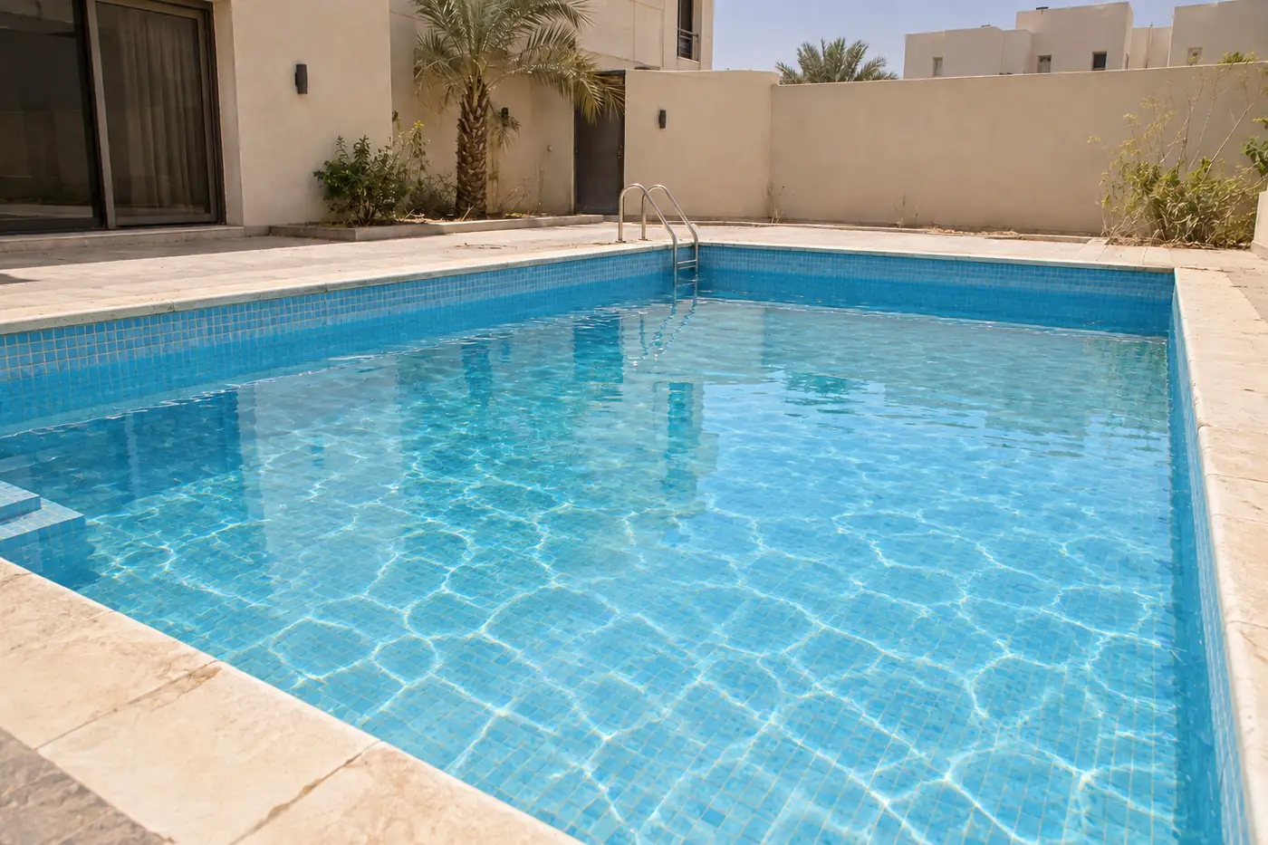 نفس المسبح بعد التنظيف وماؤه صاف